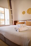 Pink & Blondie ApartHotel - by Loginn