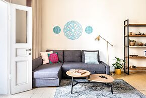 Pink & Blondie ApartHotel - by Loginn