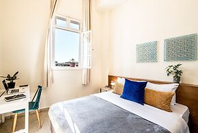 Pink & Blondie ApartHotel - by Loginn