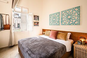 Pink & Blondie ApartHotel - by Loginn