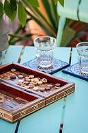 Pink & Blondie ApartHotel - by Loginn