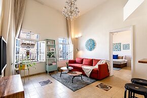 Pink & Blondie ApartHotel - by Loginn