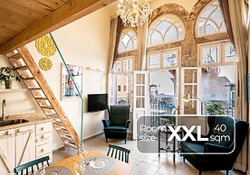 Pink & Blondie ApartHotel - by Loginn