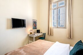 Pink & Blondie ApartHotel - by Loginn