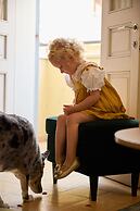 Pink & Blondie ApartHotel - by Loginn