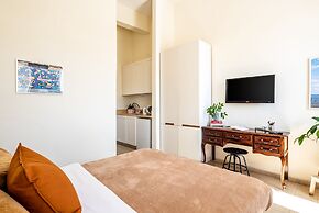 Pink & Blondie ApartHotel - by Loginn