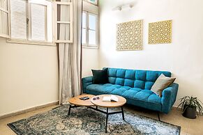 Pink & Blondie ApartHotel - by Loginn