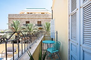 Pink & Blondie ApartHotel - by Loginn