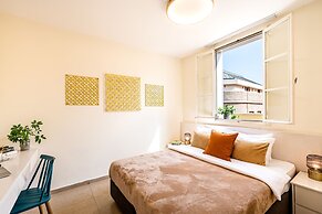 Pink & Blondie ApartHotel - by Loginn