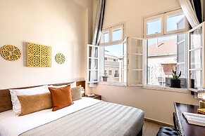 Pink & Blondie ApartHotel - by Loginn