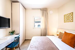 Pink & Blondie ApartHotel - by Loginn