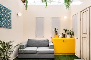 Pink & Blondie ApartHotel - by Loginn