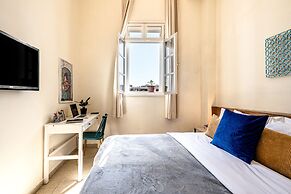 Pink & Blondie ApartHotel - by Loginn