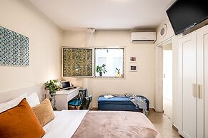 Pink & Blondie ApartHotel - by Loginn