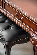 Pink & Blondie ApartHotel - by Loginn