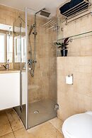 Pink & Blondie ApartHotel - by Loginn