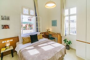 Pink & Blondie ApartHotel - by Loginn