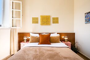 Pink & Blondie ApartHotel - by Loginn