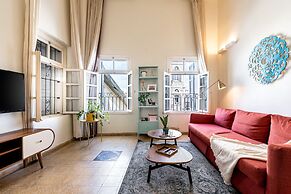 Pink & Blondie ApartHotel - by Loginn