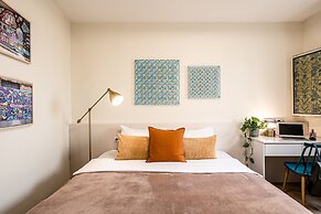 Pink & Blondie ApartHotel - by Loginn