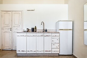 Pink & Blondie ApartHotel - by Loginn