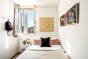 Pink & Blondie ApartHotel - by Loginn