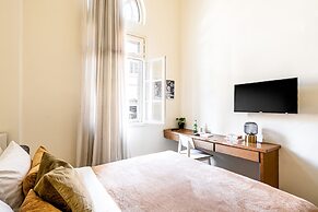 Pink & Blondie ApartHotel - by Loginn