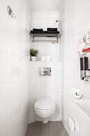 Pink & Blondie ApartHotel - by Loginn