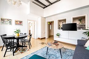 Pink & Blondie ApartHotel - by Loginn