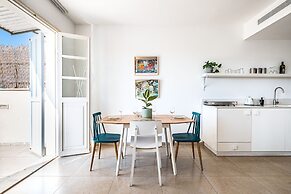 Pink & Blondie ApartHotel - by Loginn