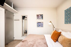 Pink & Blondie ApartHotel - by Loginn