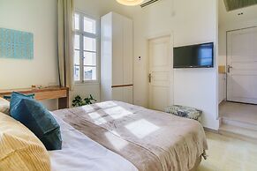 Pink & Blondie ApartHotel - by Loginn