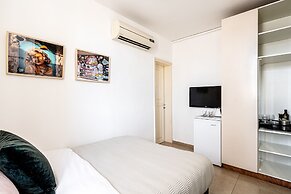 Pink & Blondie ApartHotel - by Loginn