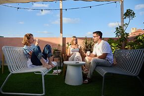 Pink & Blondie ApartHotel - by Loginn