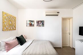 Pink & Blondie ApartHotel - by Loginn