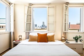 Pink & Blondie ApartHotel - by Loginn