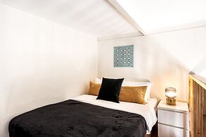 Pink & Blondie ApartHotel - by Loginn