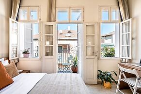 Pink & Blondie ApartHotel - by Loginn