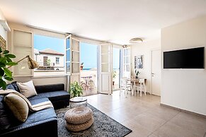 Pink & Blondie ApartHotel - by Loginn