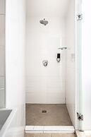 Pink & Blondie ApartHotel - by Loginn