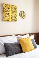 Pink & Blondie ApartHotel - by Loginn