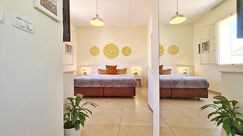 Pink & Blondie ApartHotel - by Loginn