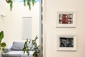 Pink & Blondie ApartHotel - by Loginn