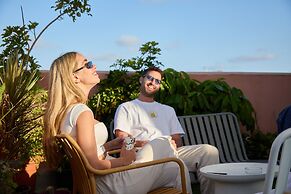 Pink & Blondie ApartHotel - by Loginn