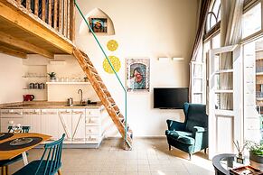 Pink & Blondie ApartHotel - by Loginn