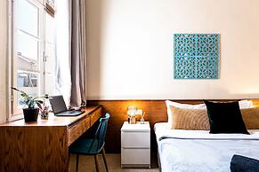 Pink & Blondie ApartHotel - by Loginn