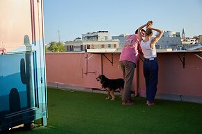 Pink & Blondie ApartHotel - by Loginn