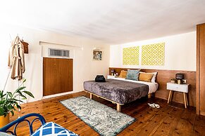 Pink & Blondie ApartHotel - by Loginn