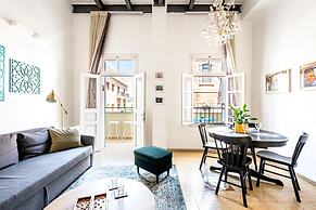 Pink & Blondie ApartHotel - by Loginn