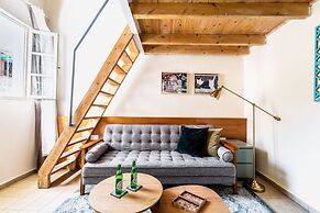 Pink & Blondie ApartHotel - by Loginn